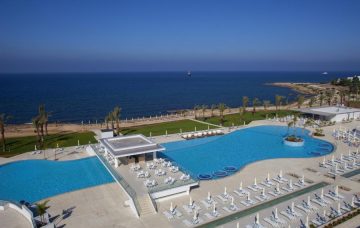 Luxury Hotel: KING EVELTHON BEACH HOTEL & RESORT